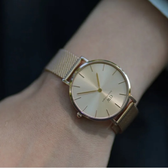 🕐 Great Condition 32mm Unitone Daniel Wellington Watch in Gold - Picture 2 of 11